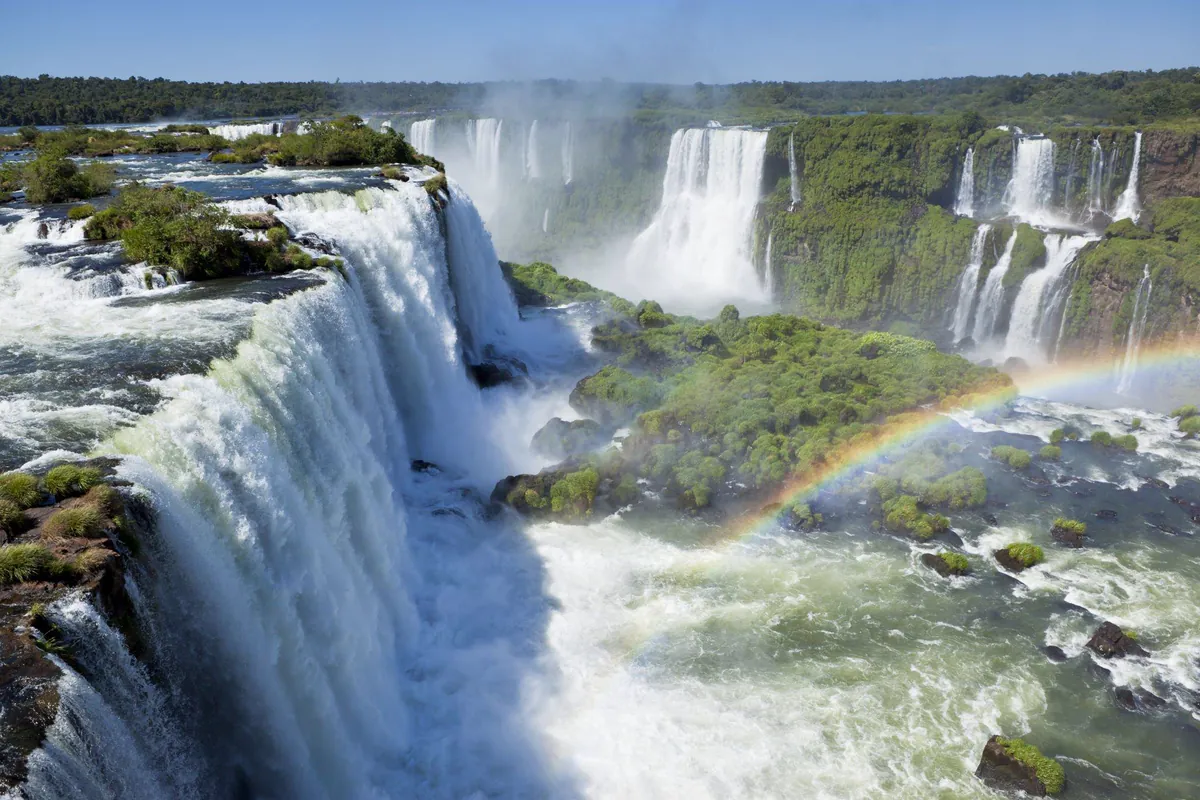Saltos de las Cataratas del Iguazú rodeados de selva